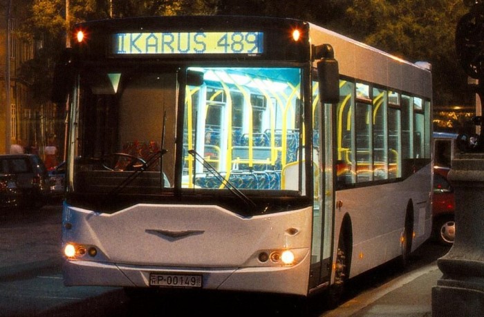 Kik küldték padlóra az Ikarust? 6 Az Ikarus 489-es, vagyis a Polaris volt minden idők legszebb Ikarusa, azok közül, amelyek a rendszerváltás után hagyták el a gyárkaput. Ez a modell az angol piacra készült, ennek megfelelően jobbkormányos és csak egy utasajtóval rendelkezik.