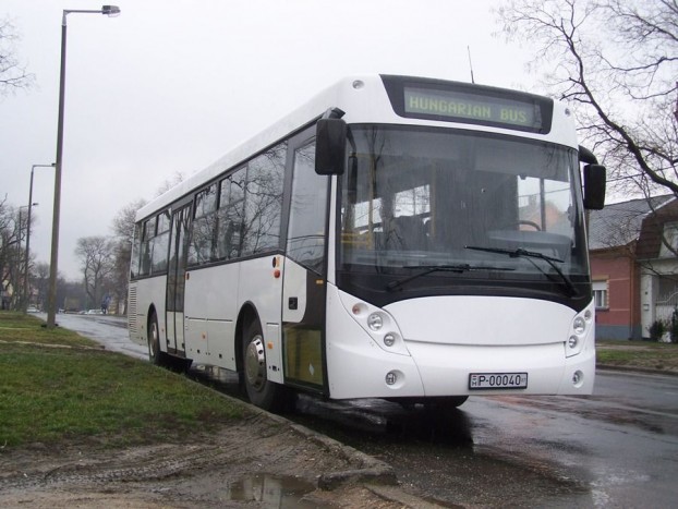 Kik küldték padlóra az Ikarust? 8 A Hungarian Bus HB122L típust valójában Széles Gábor megbízására fejlesztették ki. A modell alapvetően a C56 alapjaira épült, külső megjelenése pedig nagyon hasonlított a Marcopolo buszokéhoz. Ettől függetlenül ez lett volna az első modell, mely az Ikarus bezárása után viselhette volna az Ikarus márkanevet.