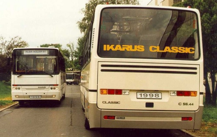 Kik küldték padlóra az Ikarust? 5 Az Ikarus a 200-as sorozatot Classic-család néven frissítette fel. Az elv az volt, hogy az oroszoknak ez bőven jó és a hazai volánok sem vetik meg a régi technikát. A baj csak az volt, hogy 1998-ban összeomlott az orosz gazdaság, nálunk pedig a 2004-es EU csatlakozás miatt egyre több előírást kellett teljesíteni.