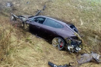 Porschével álltak bele az árokba Vác mellett