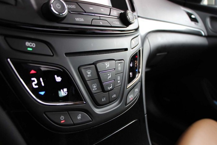 A klímakonzol vezérlése nehézkes.