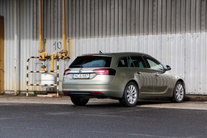 Közel öt méter hosszú, igazi klasszikus családi nagy kombi.