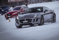 380 lóerős, V6-os F-Type, mögötte XF-R, ugyanazzal a motorral