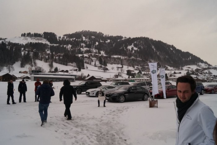 Így tanulnak vezetni a milliomosok 6 | Vezess Elképesztően gyönyörű a svájci vidék télen Gstaad környékén, pláne, hogy itt van hó is