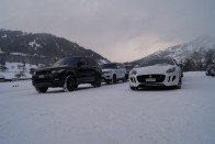 550 lóerős F-Type R AWD: nem igazán jégre találták ezt ki