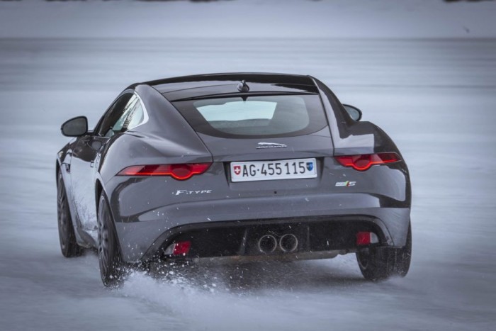 Így tanulnak vezetni a milliomosok 10 Ahol volt hó, még csak-csak, de a lecsiszoltabb részeken a gázról lelépve, alapjáraton elforogtak az F-Type hátsó kerekei