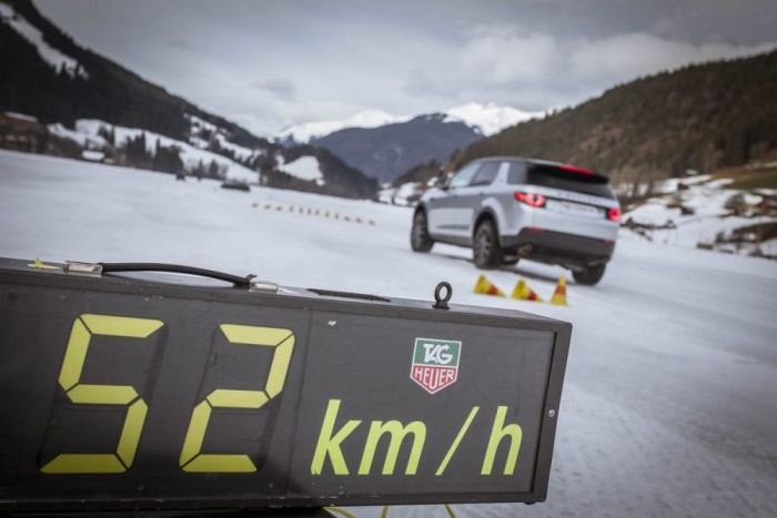 Így tanulnak vezetni a milliomosok 7 50-60 km/h-ról indítottuk a kikerülési manővert. A lényeg a türelem: meg kell várni, amíg reagálni kezd a kormányzásra a kocsi