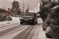 Gstaadban még a Grand Hotel szolgálati limuzinja is egy Range Rover. Legalábbis a brit márkás tréningek idejére