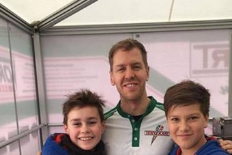 F1: Na, ilyen ruhában sem láttuk még Vettelt!