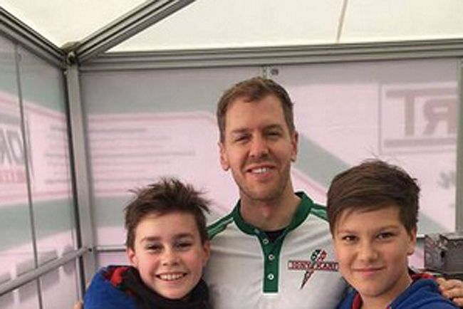 F1: Na, ilyen ruhában sem láttuk még Vettelt!