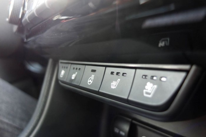 A Kia két új típussal támad, és ez csak a kezdet 12 | Vezess A hőérzetet befolyásoló kellemes extrák hadával készül a Sportage, hűthető-fűthető ülések, és kormányfűtés.