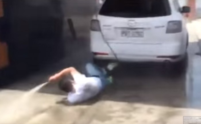 Pokoli küzdelem a megvadult autómosóval