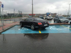 Az év bunkó parkolását hozta össze egy Bentley-s