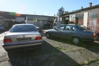 Látszik, hogy formatervezőként Boyke Boyer jegyzi az 1990 utáni, E36-os 3-as BMW-t is. A lámpájuk nagyon hasonló az E38-cal