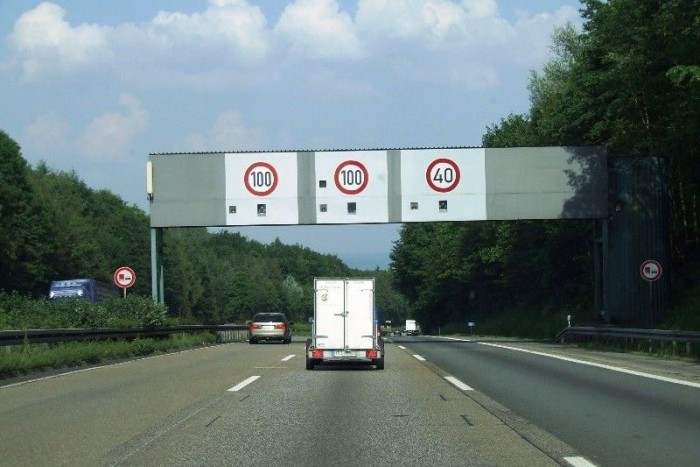 Ahol kell, ott helyi korlátozással lassíthatók a kamionok