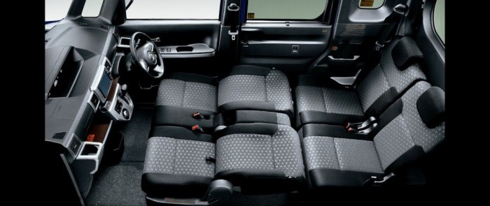 A Toyota Pixis Mega utastere franciaággyá alakítva