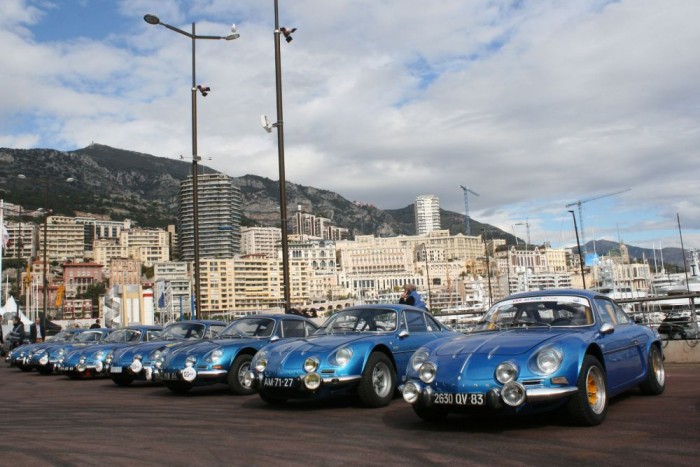 Hátsókerék-hajtással jönnek a legvadabb Renault-k 3 Monte-Carlóban, a Forma-1-es pálya mentén leplezte le a Renault az új sportautót. Több mint 90 Alpine A110 tulajdonosa hozta el autóját a nagy napon