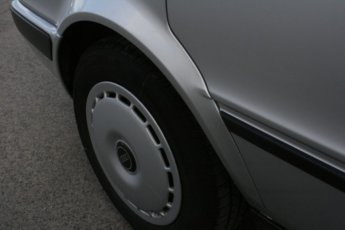 Az örök életet és még egy napot emlegető japánautó-rajongók pillantsanak rá erre a hátsó ívre. 23 éves az autó, sosem volt javítva