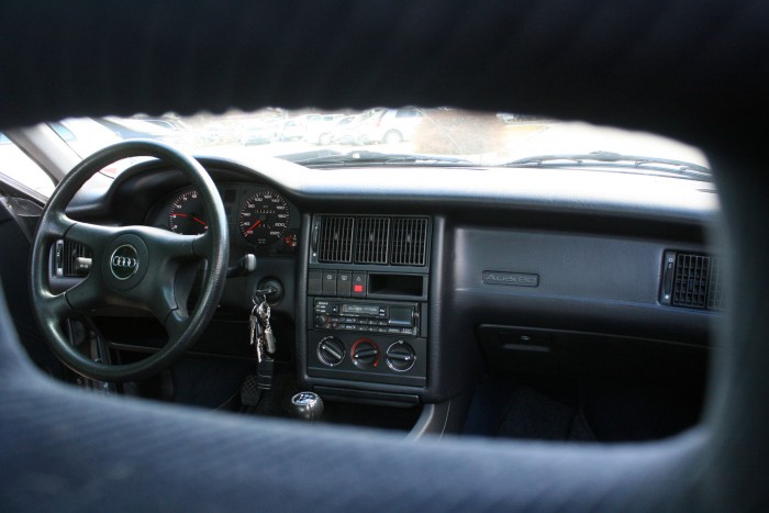 Audis jellegzetesség volt akkoriban a keret alakú fejtámla