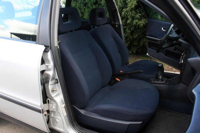 Kitűnű ülésekben pöffeszkedhetünk. Légkondi nincs, de nem is kell mindem évszakban