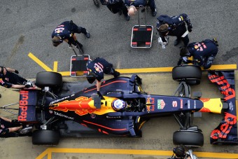 F1: Áprilisban jön a Red Bull fejvédője