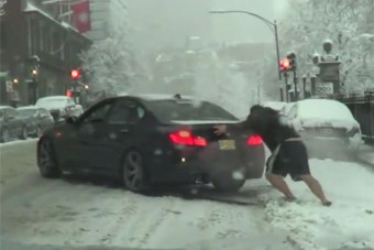 Amerikát váratlanul érte a hó, ahogy ezt a BMW-st is
