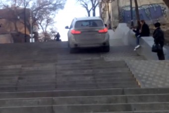 Ez a BMW-tulaj a lépcsőzés mellett döntött