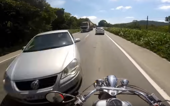 Hajszállal kerülte el a halál a nyugisan pöfögő motorost