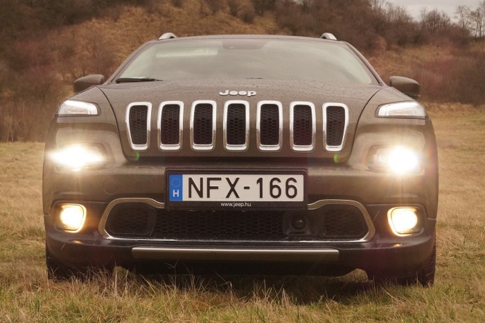 Teljes harci díszben: éjjel nagyon látványosan közelít a tükörben egy Cherokee