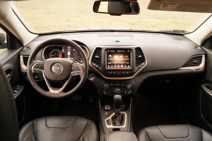 Az egrgonómia jó, csak a fix könyöklő zavaró néha