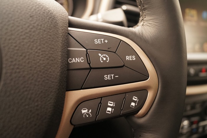 Nagy királyság a kettős tempomat, használható a sebességtartó követőradarral és anélkül is