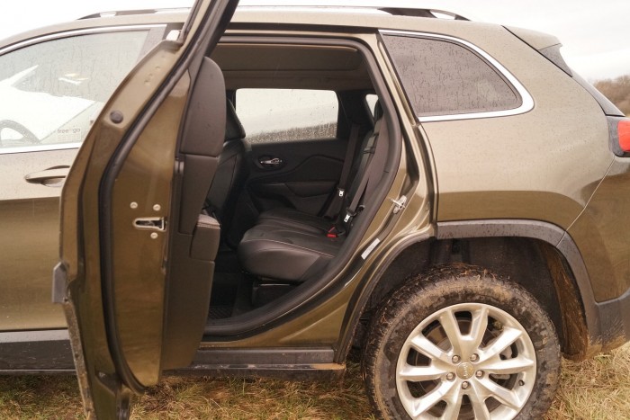 Csaknem derékszögben nyíló hátsó ajtók, könnyű a beszállás, a gyerekülés-pakolás