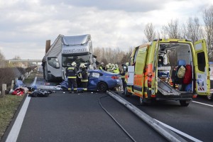 Fotók az M1-esen történt szörnyű balesetről