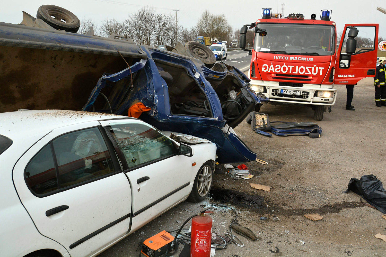 Durva baleset a 4-esen – mentőhelikopter a helyszínen 5