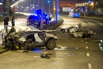 Kettészakadt egy autó Budapesten - fotók