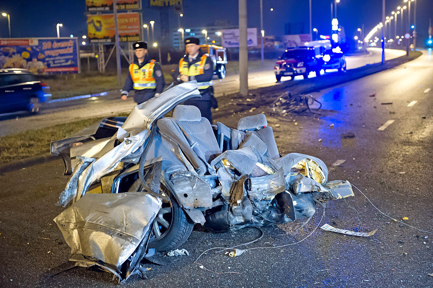 Kettészakadt egy autó Budapesten – fotók 5