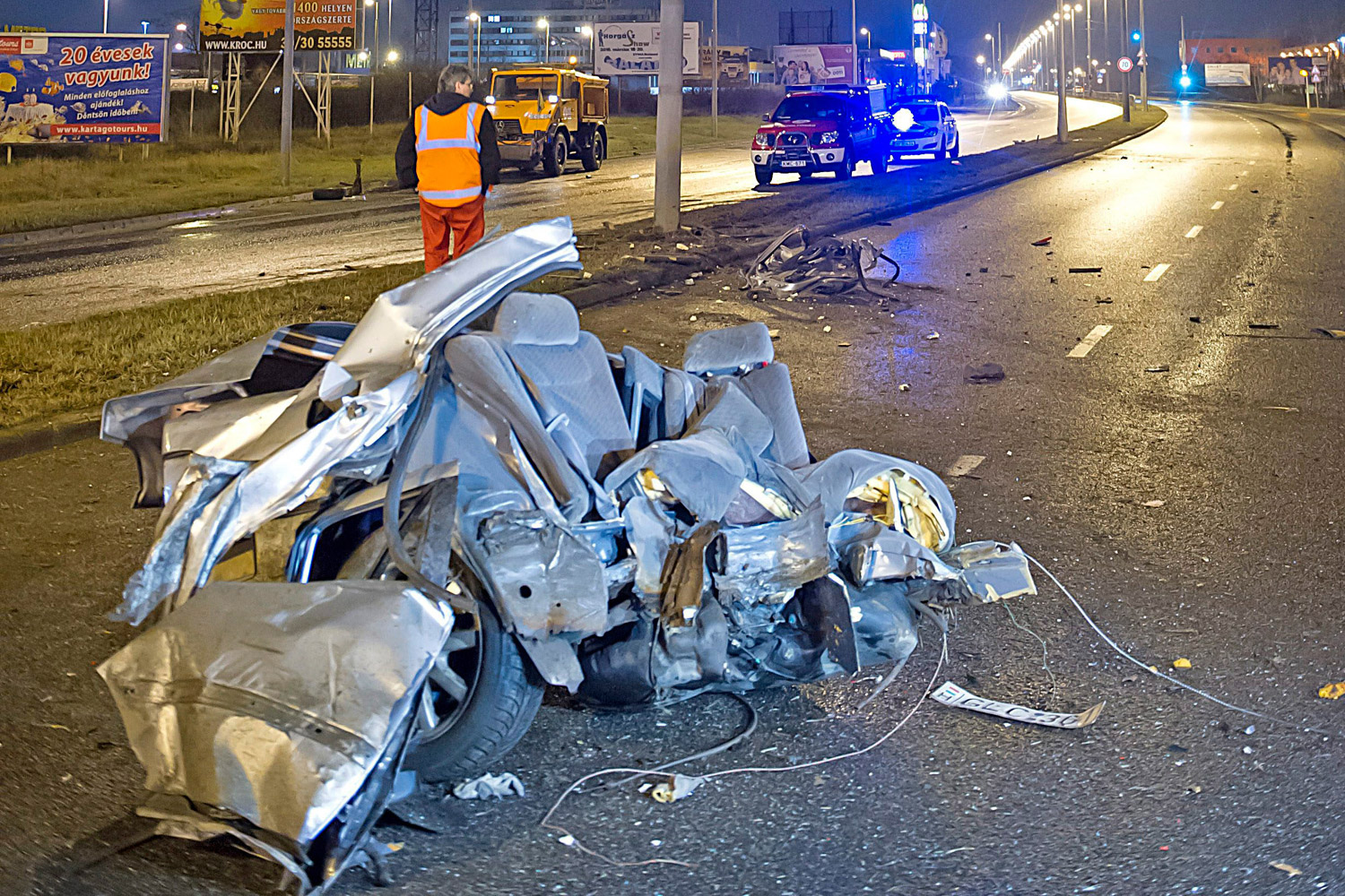 Kettészakadt egy autó Budapesten – fotók 6