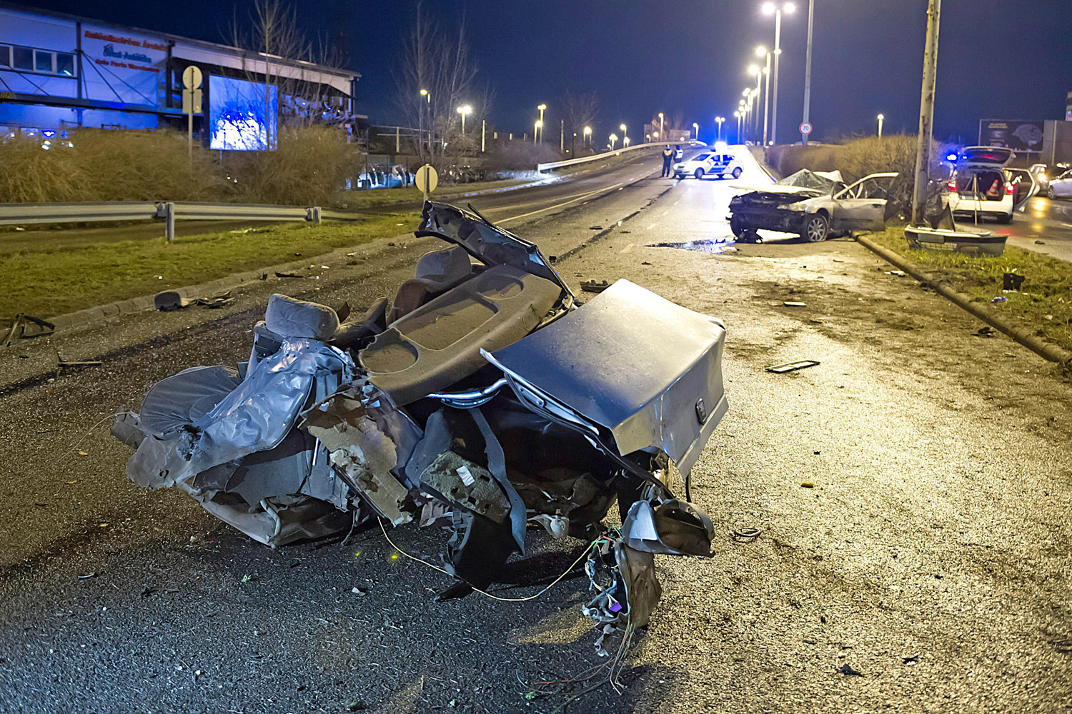 Kettészakadt egy autó Budapesten – fotók 7