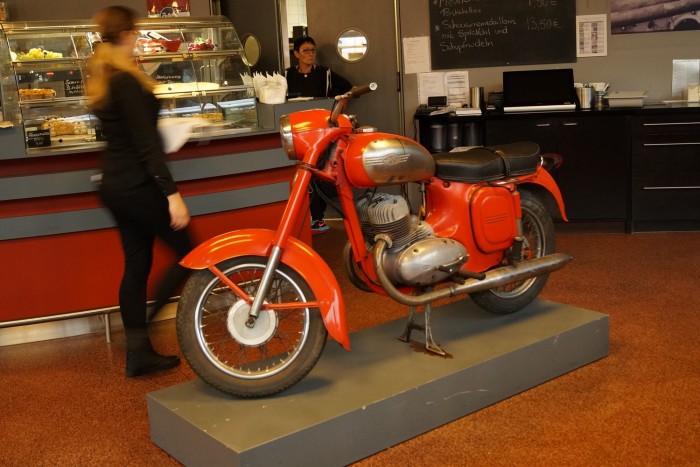 Hopp, egy 250-es Jawa, a büfében díszeleg