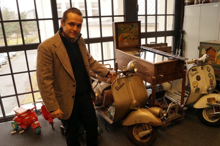 Mika Hahn, a düsseldorfi Classic Remise vezetője és düsseldorfi gyártású Hoffmann-Vespája