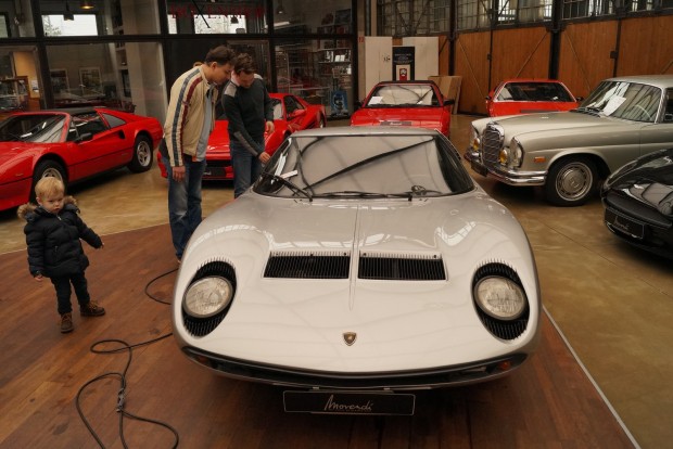 Autócsodák üvegkalitkában 4 Lamborghini Miurát nézeget a német apuka, aki kisfiával jött el többszázezer eurós családi ezüstöt venni