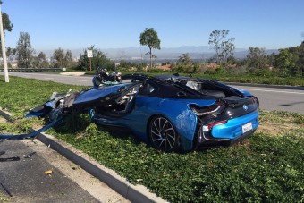 Betonkeverő gyűrt maga alá egy BMW-t - fotók