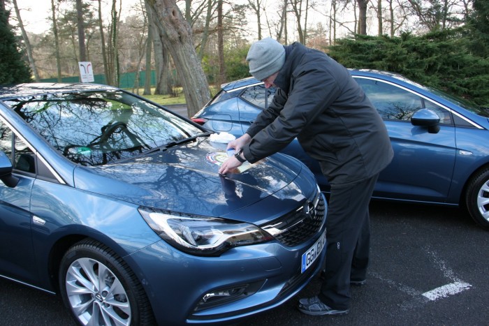 Minden autóra felkerült Az Év Autója döntős matrica. Már csak a fotózás miatt sem volt ez baj