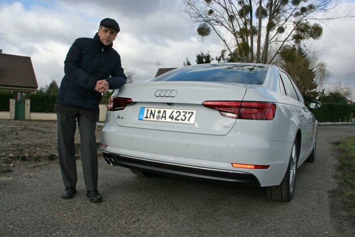 Az első áldozat az Audi A4. Elnézést a fényviszonyokért, de mi még örültünk, hogy legalább nem esik