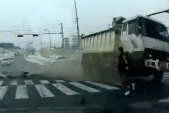 Hajszálon múlt a gyalogos élete