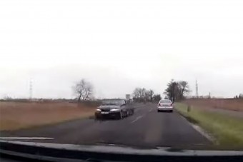 Menet közben csapódott fel a motorháztető