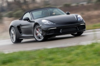 Négyhengeres Porsche? Ez már a világvége?