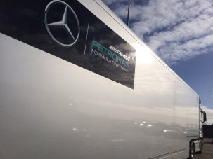 Pályán az új F1-es Merci!