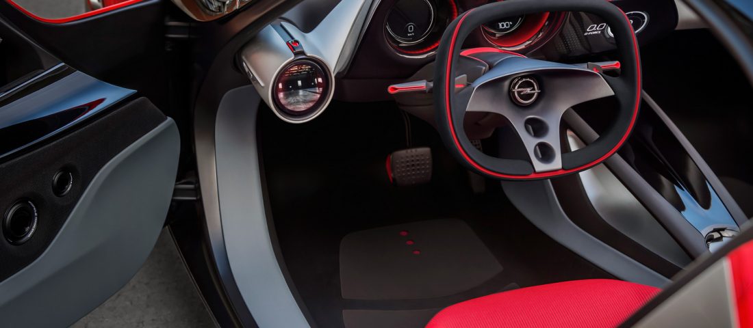 Űrkapszulát idéz az Opel GT utastere