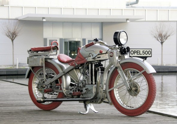 Őrzi titkát az új Opel GT tanulmány 3 A piros kerekeket hivatalosan az 1928-ban bemutatott Opel Motoclub 500 motorkerékpár után kapta a GT tanulmány, de valljuk be, nem ismeretlen az ezüst-fekete-vörös kombináció (F1 McLaren-Mercedes?